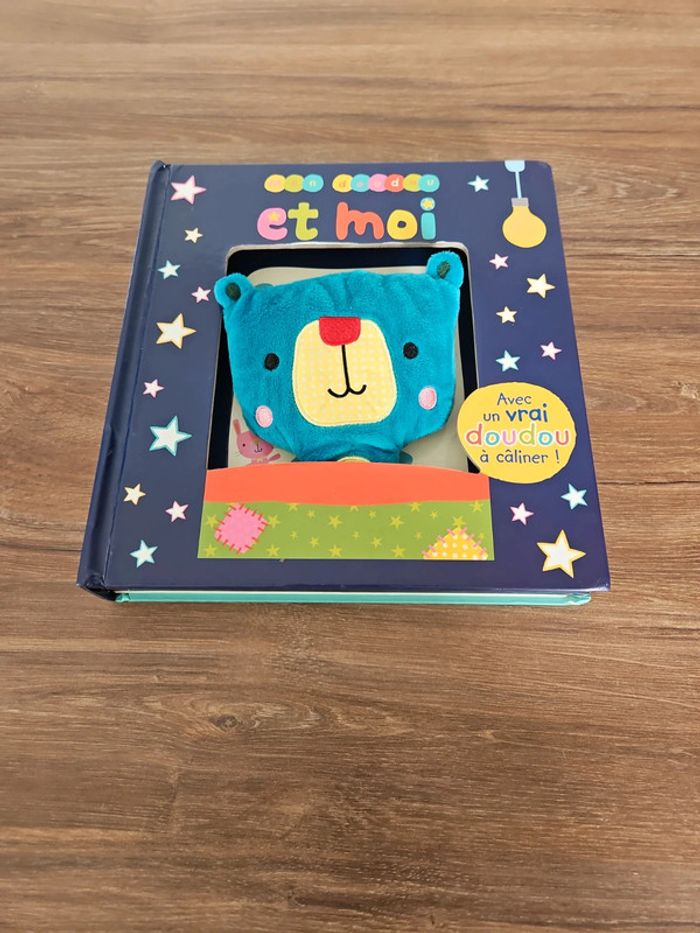 Livre mon doudou et moi avec un vrai doudou
