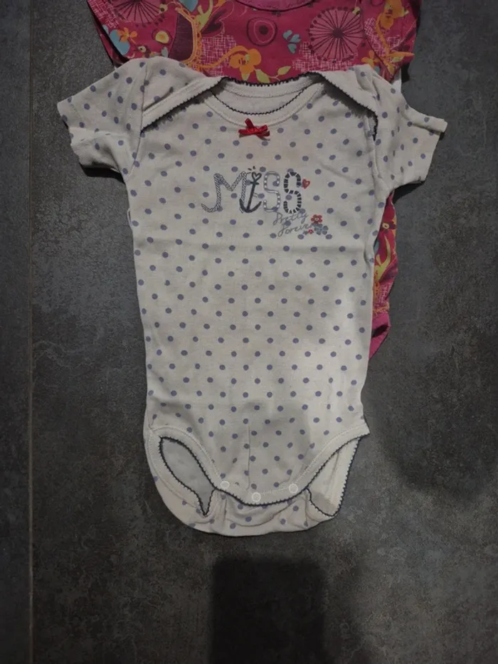 Lot 6 bodies manches courtes taille 12 mois bébé fille - photo numéro 2