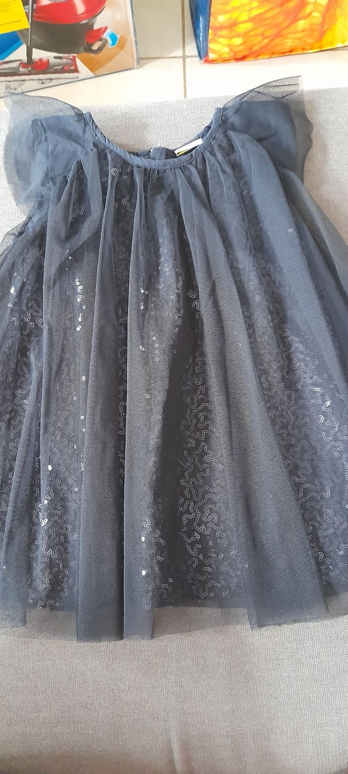 Robe bleu marine de fête en voile et sequins. De chez tape à l'œil 23 mois 86cm
