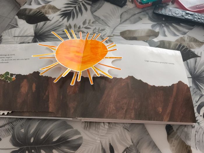 Album la chenille qui fait des trous en espagnol - photo numéro 3