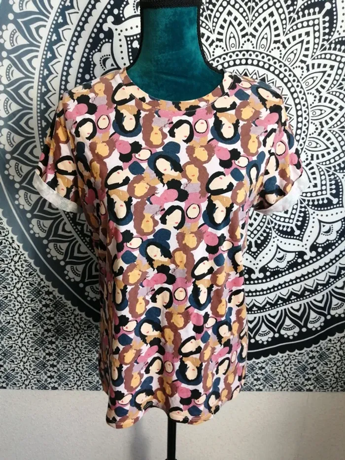 Tee-shirt beige à motifs visages de femmes / kiabi / (L) - photo numéro 2