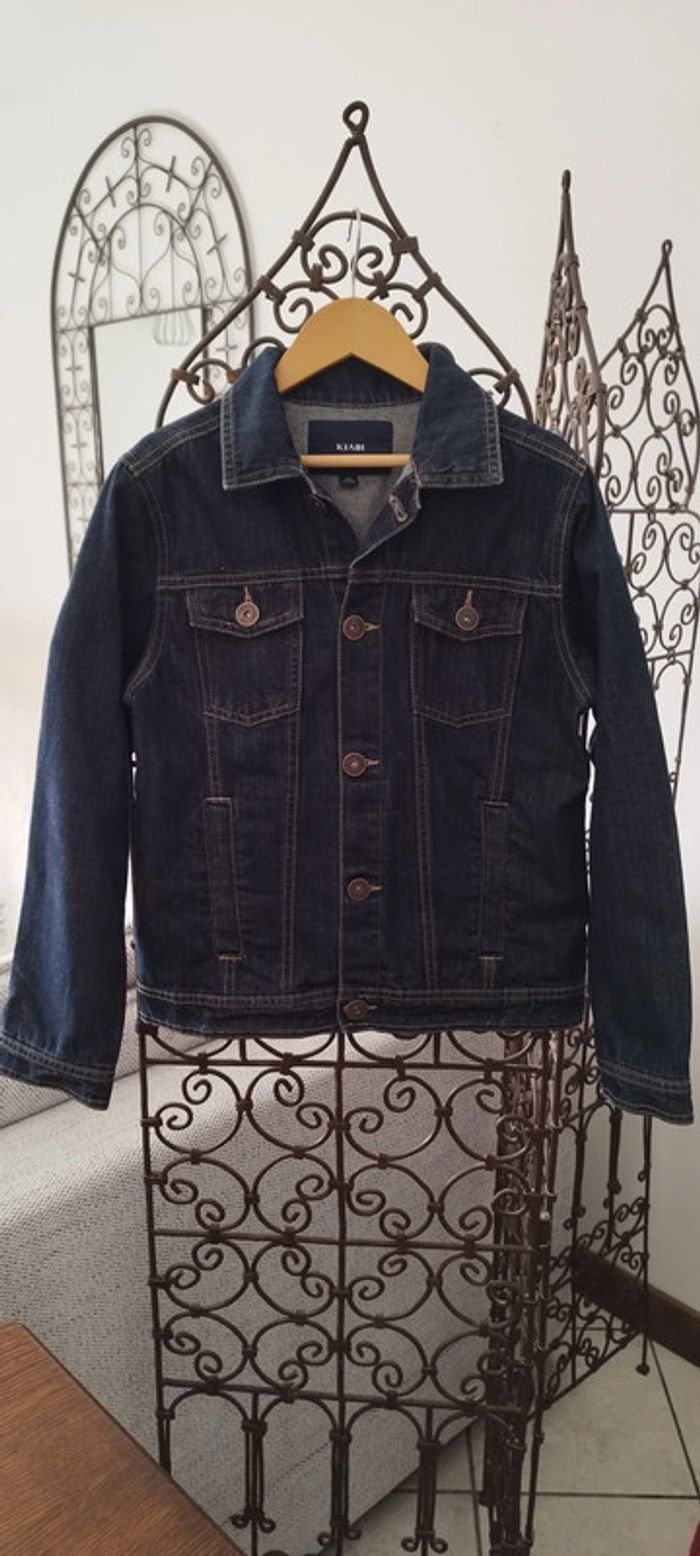 Veste en Jean avec poches Kiabi. Très bon état. Taille 12 ans