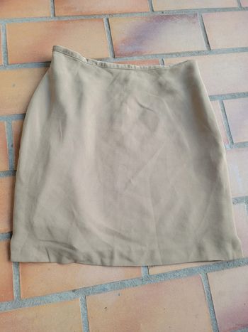 Mini-jupe en satin couleur kaki old money chic élégant vintage