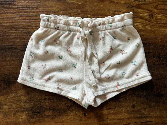Short en éponge avec petites fleurs pastel