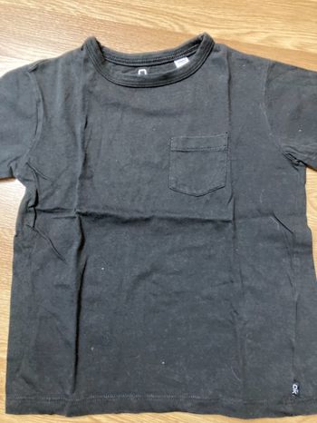 T shirt manches courtes. Noir.  6 ans