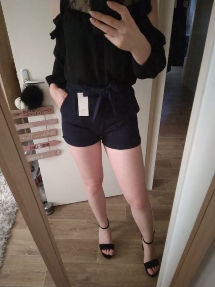 Short bleu nuit avec ceinture. Neuf avec étiquette