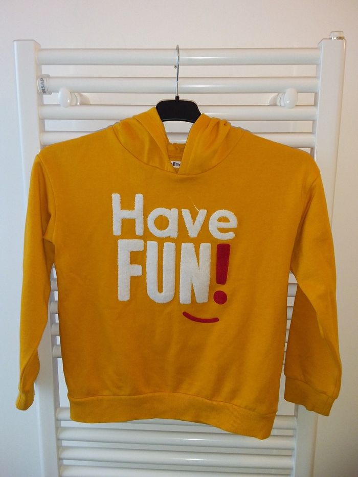 Pull à capuche jaune