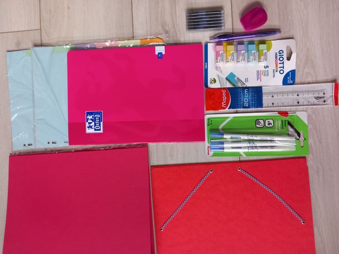 Lot de fournitures scolaires neuves filles (classeurs, intercalaires, cahier ...) - photo numéro 3