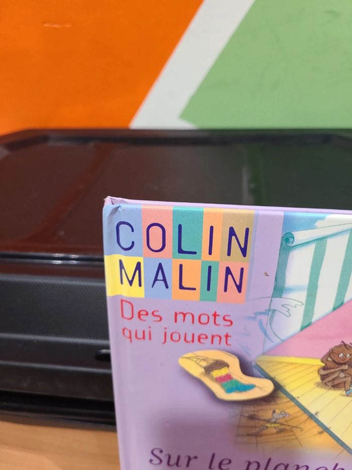 Sur le plancher une araigner se tricotage des lunettes - photo numéro 2