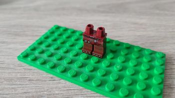 Hanches et jambes brun rougeâtre avec pagne rouge foncé 6023807 pièce détachée Lego #C06
