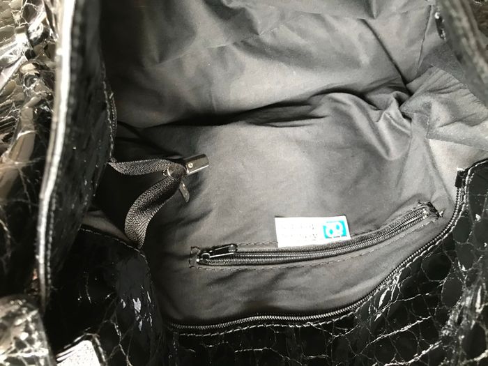 Très joli sac cuir vernis noir façon crocodile - photo numéro 8