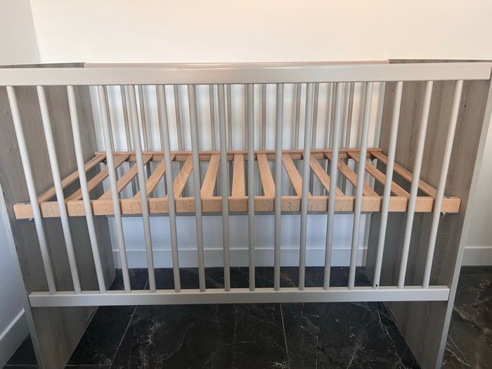 Berceau sauthon évolutif avec table à langer et matelas