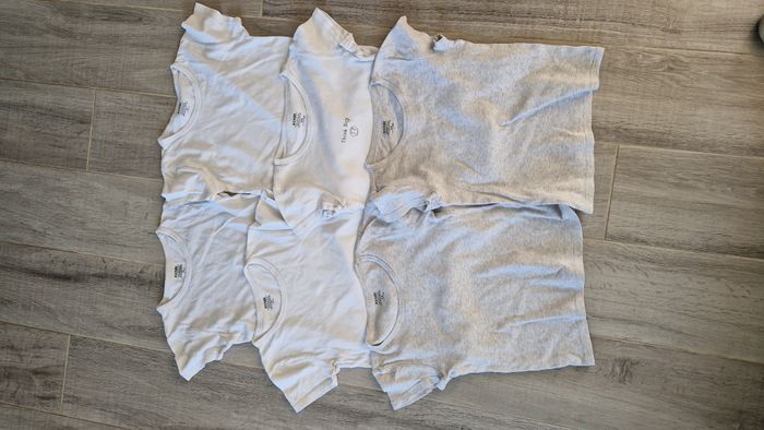 Lot de 6 maillots de corps manche courtes. Taille 6 ans.