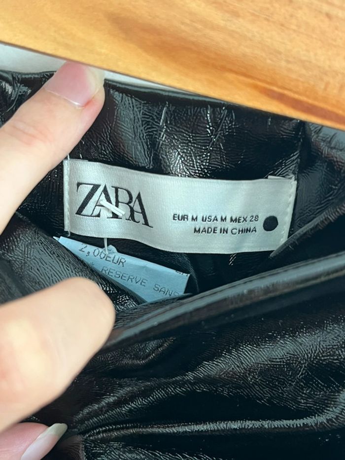 Jupe en similicuir noire Zara - photo numéro 4