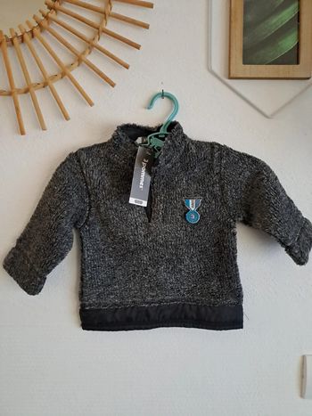 Petit pull sweat style polaire gris 3 pommes neuf 6 mois