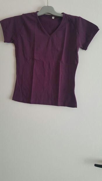 T.shirt couleur prune.