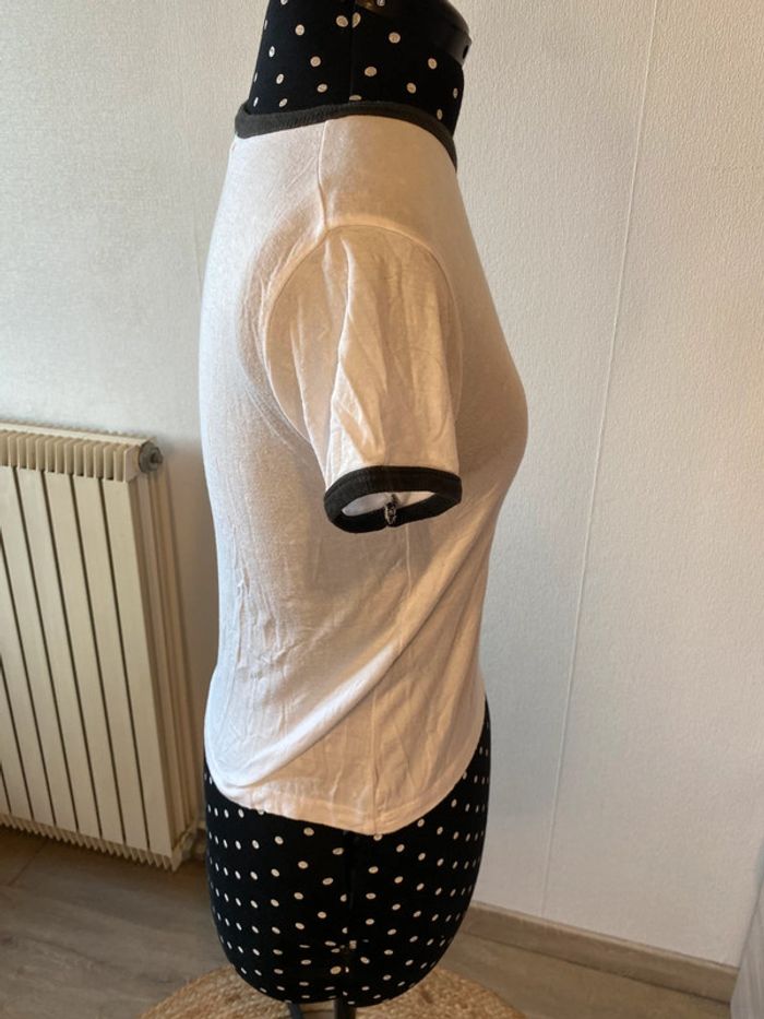 T-shirt blanc et noir avec broderie Pull and Bear taille S - photo numéro 5