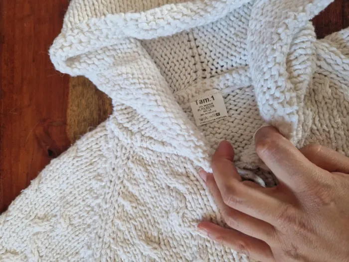 Poncho style tricot avec fil lurex doré avec capuche - photo numéro 4