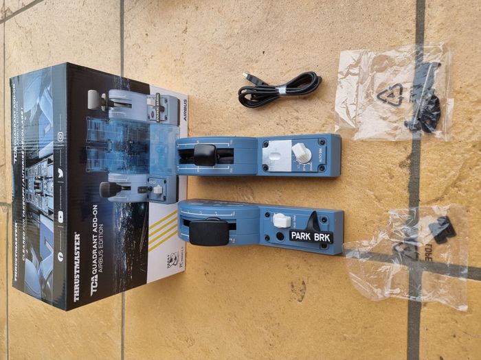 Set up Thrustmaster TCA Officer Pack + Quadrant Add-on Airbus Edition + Pro Flight Rudder Pedals... - photo numéro 3