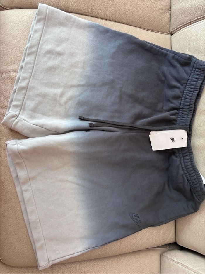 Short NIKE neuf avec étiquette taille  L - photo numéro 4