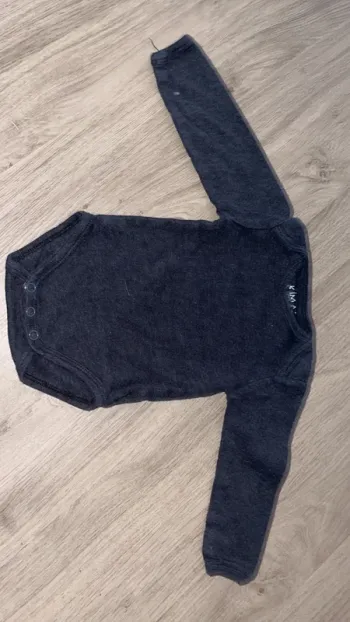 Bodie kimadi 12 mois ( taille vraiment très petit )