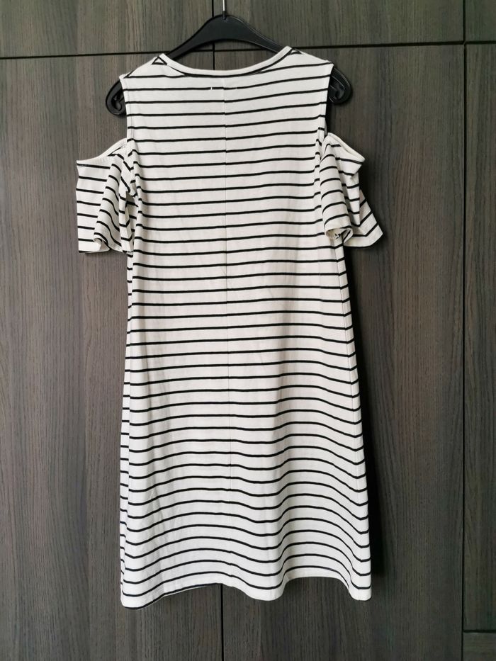 Robe marine avec épaules dénudées - photo numéro 2