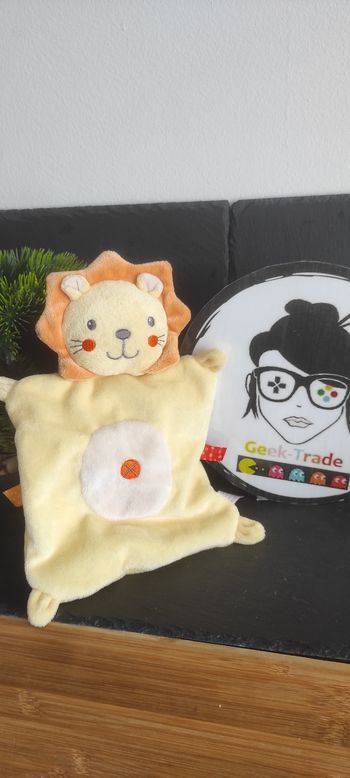 doudou carré plat lion nicotoy jaune orange blanc rond croix Gris Moustache