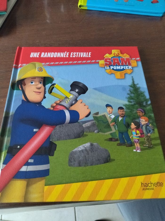 Livre Sam Le Pompier "Une Randonnée Estivale"