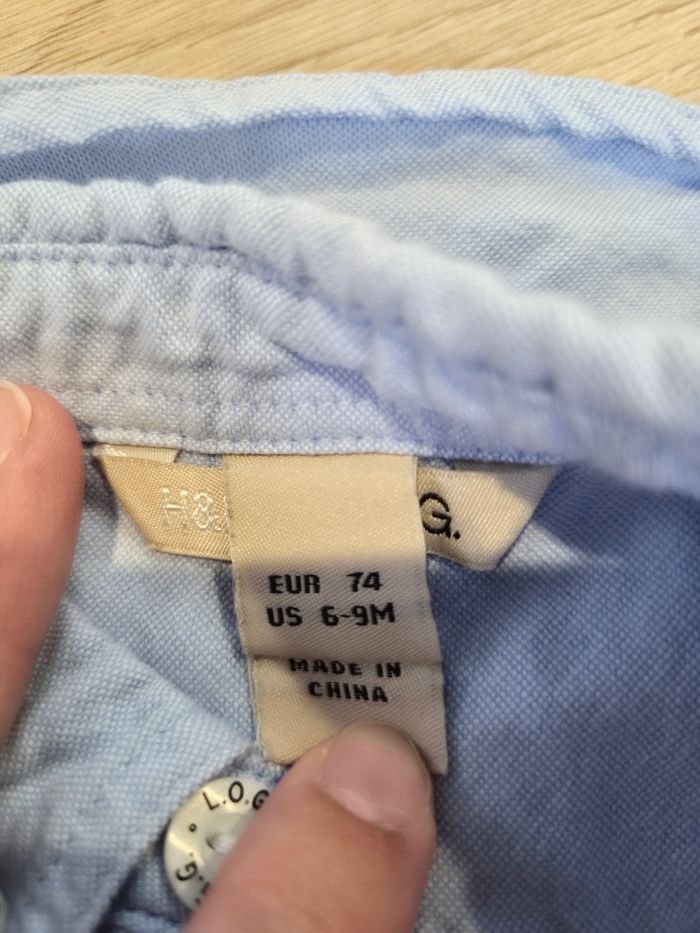 Chemise bleu ciel a boutons blanc, H&M, 6-9 mois 74cm. - photo numéro 3