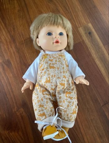 Bébé avec cheveux parfait état