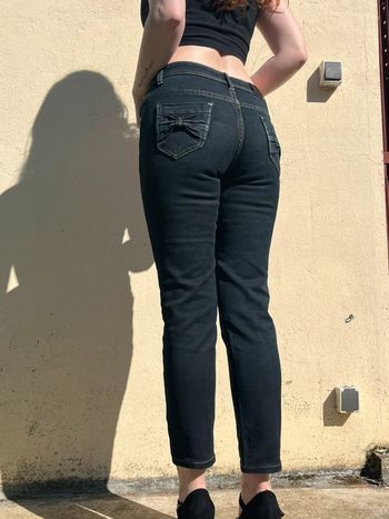 Jean slim droit taille normale avec noeud papillon sur poches arrières.