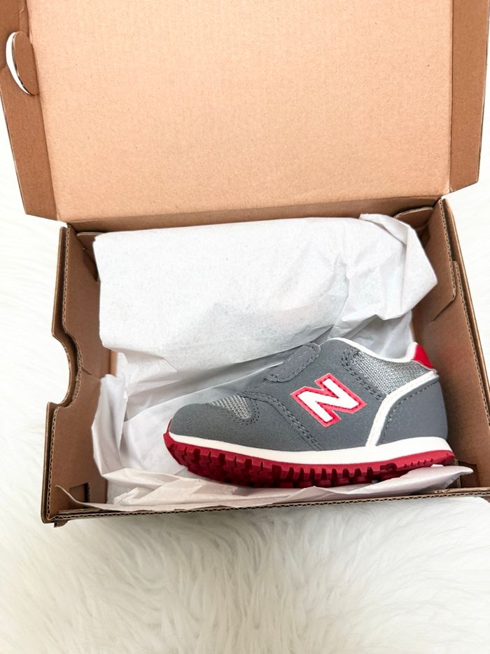 Baskets New Balance bébé – taille 20,5 – gris/rouge – Neuf avec étiquette