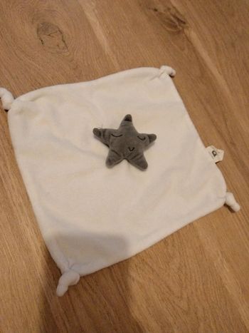 Doudou blanc carré étoile