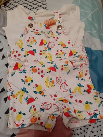 Lot de 2 vêtements fille tape à l'œil, une salopette de 3 mois et un tee-shirt de 6mois