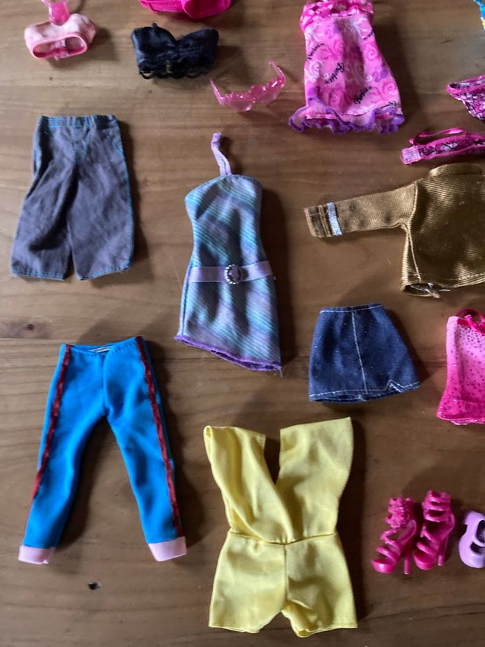 Lot de vêtements Barbie