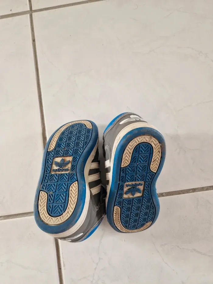 Baskets Adidas enfant taille 24 - photo numéro 9
