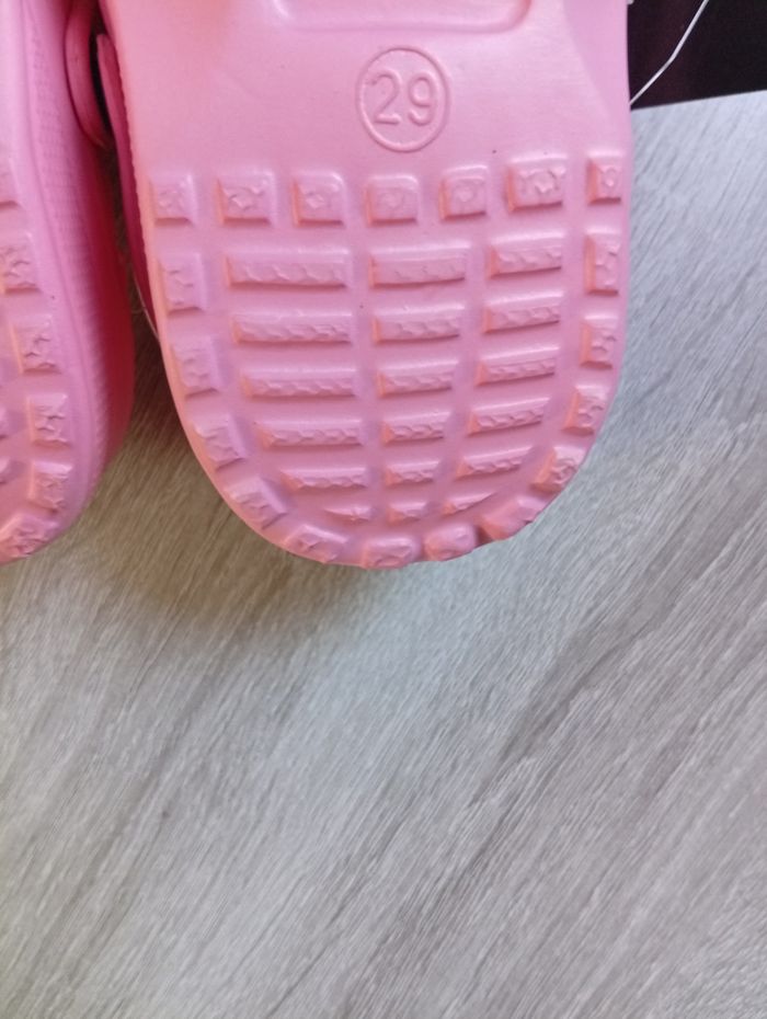 Jolie paire de Crocs - photo numéro 6