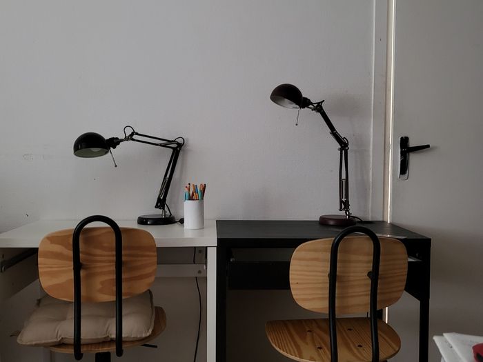 2 bureaux + 2 lampes + 2 chaises