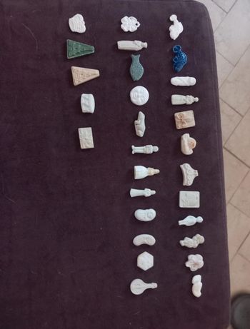 Lot 29 fèves plates