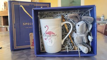 Coffet tasse, cuillère dorée et peluche lapin 