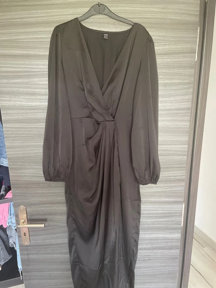 Longue robe noire satiné - photo numéro 4