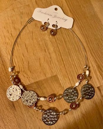 Petit collier fine avec boucles