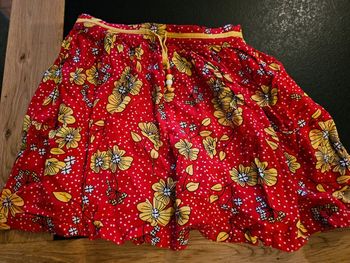 Jupe rouge fleurie