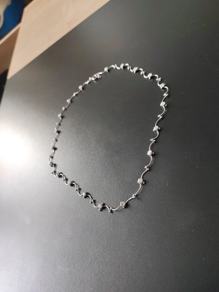 Collier couleur argenté et pierres diamant