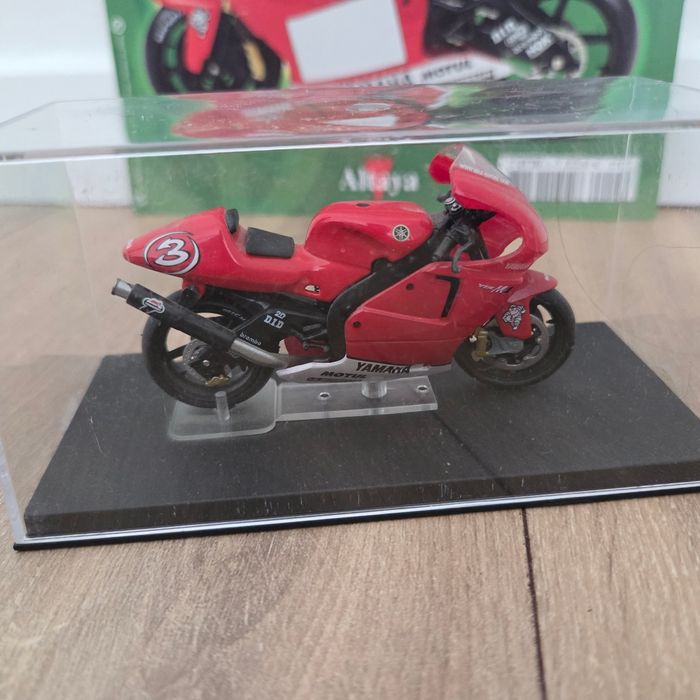 Moto 1:24 avec socle, vitrine et fascicule - photo numéro 2