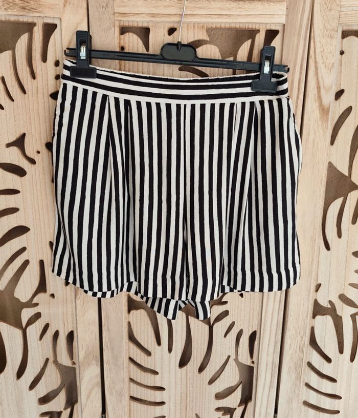 Short à rayures fluide et léger T 38 H&M