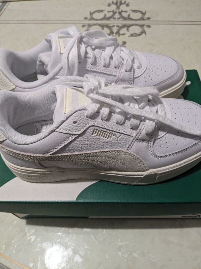 Baskets Puma blanche et beige. Taille 42