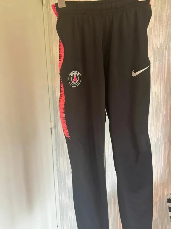 Jogging Nike psg taille 10-12ans parfait etat