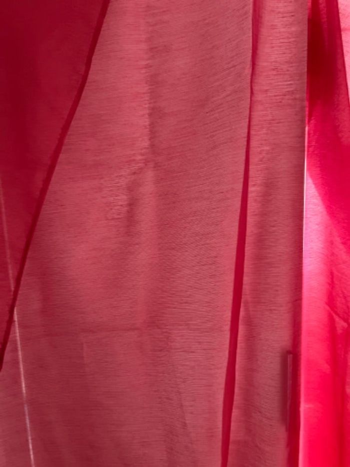 Voilage rouge à œillets