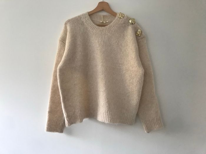 Pull tendance avec Bouton Bijou Doré sur l’Epaule - photo numéro 5